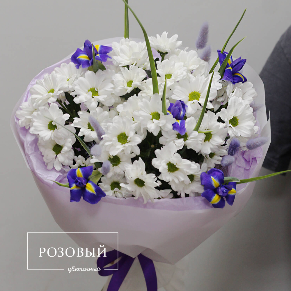 Букет из ирисов и хризантем