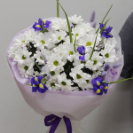 Букет из ирисов и хризантем