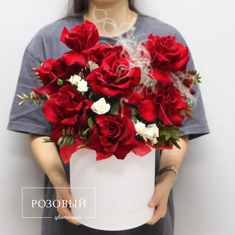 Букет из роз и кустовых роз в коробке