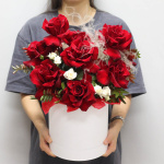 Букет из роз и кустовых роз в коробке