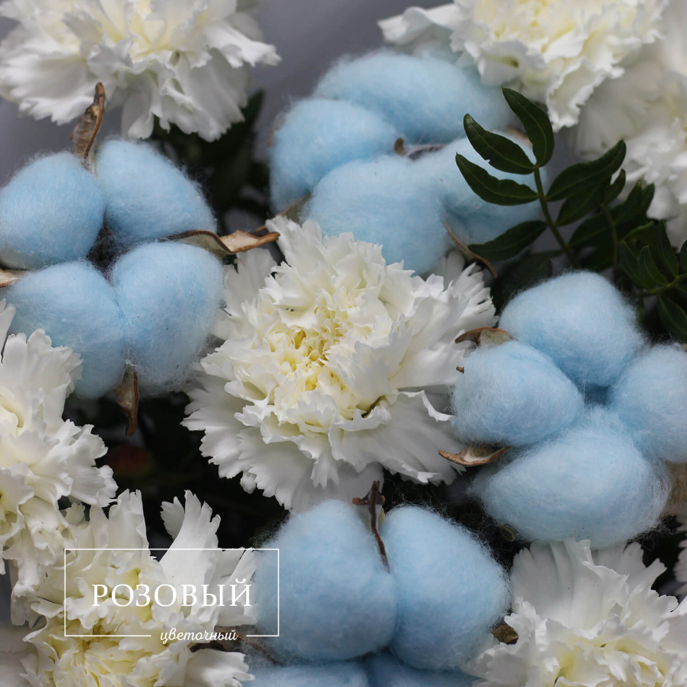 Букет белых гвоздик с хлопком