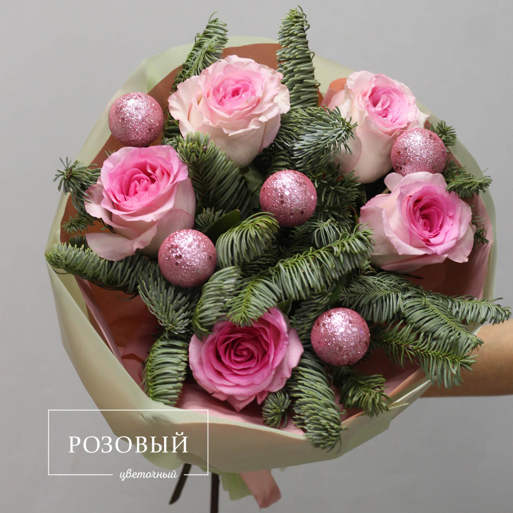 Новогодний букет с розовыми розами