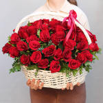 51 роза в корзине