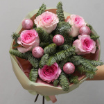 Новогодний букет с розовыми розами