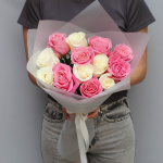 Букет из 13 разноцветных роз