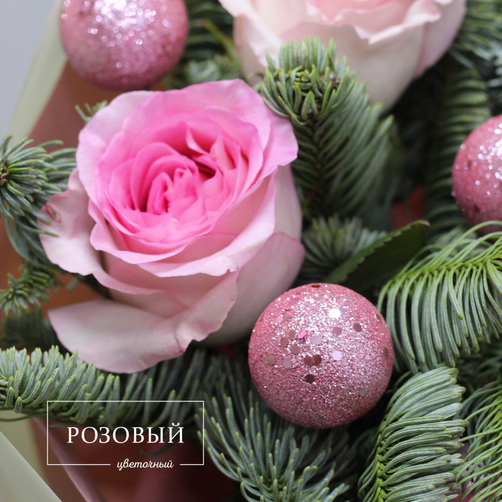 Новогодний букет с розовыми розами