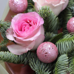 Новогодний букет с розовыми розами