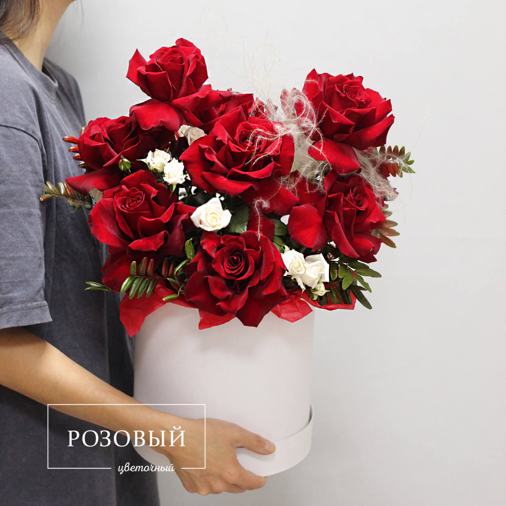 Букет из роз и кустовых роз в коробке