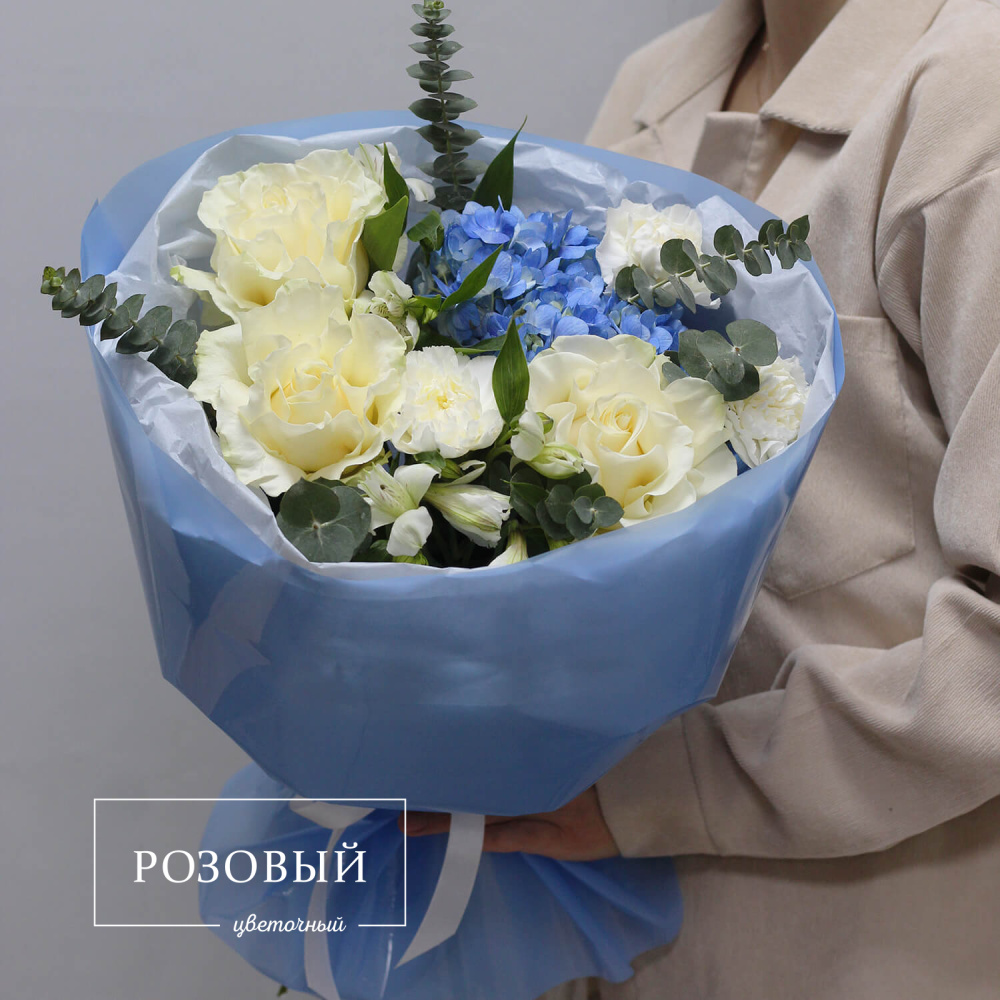Букет из гортензии и роз "Небесная лазурь"