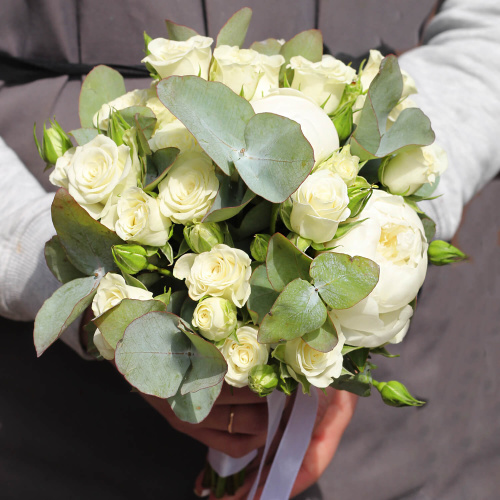 Букет невесты из пионов и кустовых роз