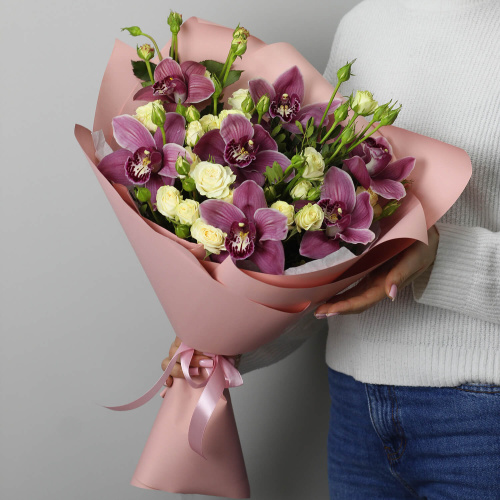Букет роз и орхидей "Сладкая пара"