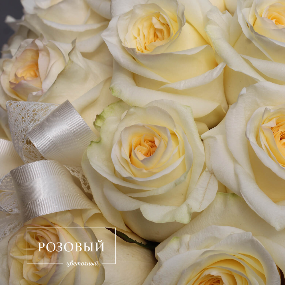 Букет сливочных роз в коробке