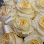 Букет сливочных роз в коробке