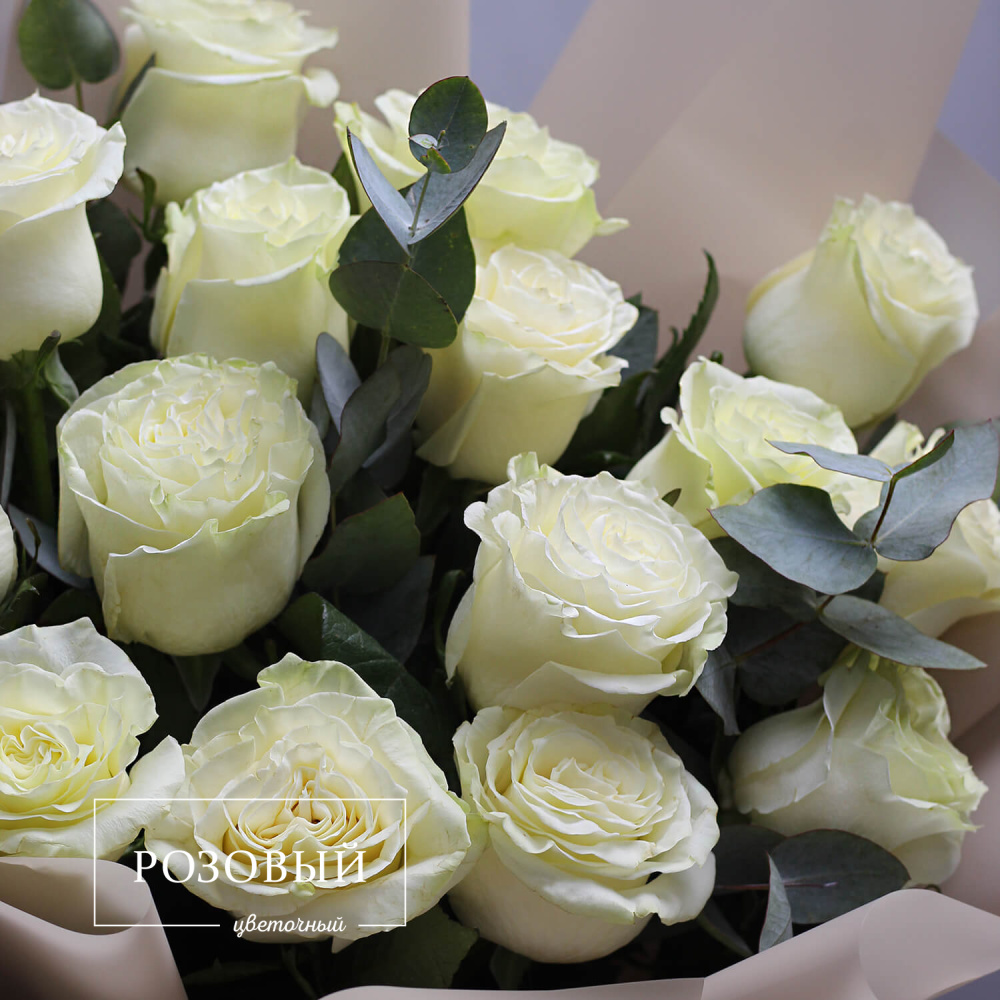 15 белых роз с эквалиптом