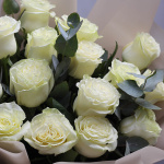 15 белых роз с эквалиптом