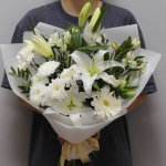 Белый букет с лилией и герберой