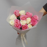 Букет из 13 разноцветных роз