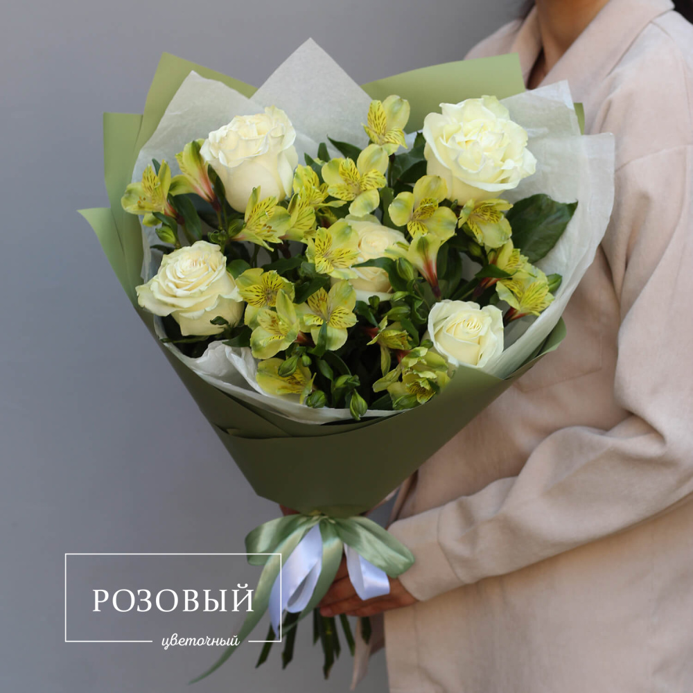 Букет с розами и альстромериями "Лаймовый"