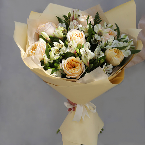 Букет пионовидных роз и белой альстромерии