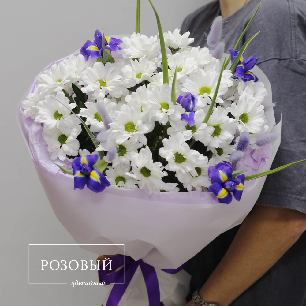 Букет из ирисов и хризантем