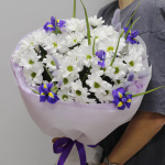 Букет из ирисов и хризантем