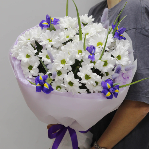 Букет из ирисов и хризантем