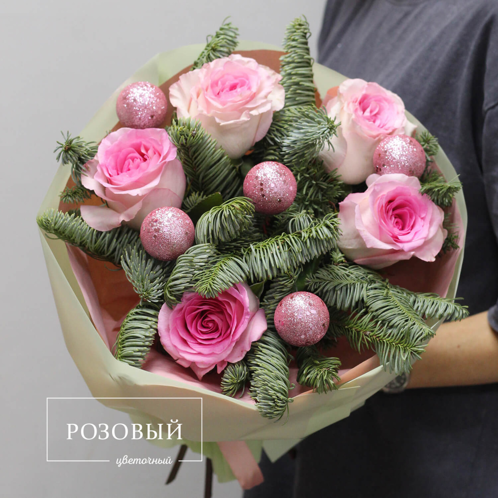 Новогодний букет с розовыми розами