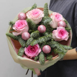 Новогодний букет с розовыми розами