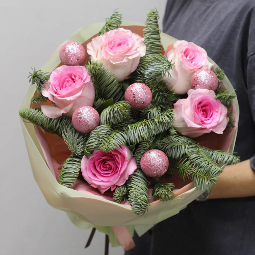 Новогодний букет с розовыми розами