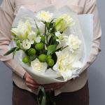 Бело-зеленый букет с лилией