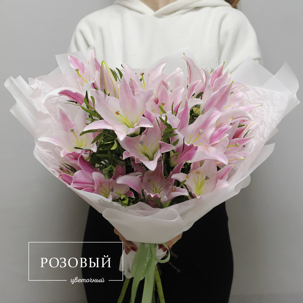 Букет из 5 лилий с зеленью