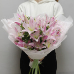 Букет из 5 лилий с зеленью