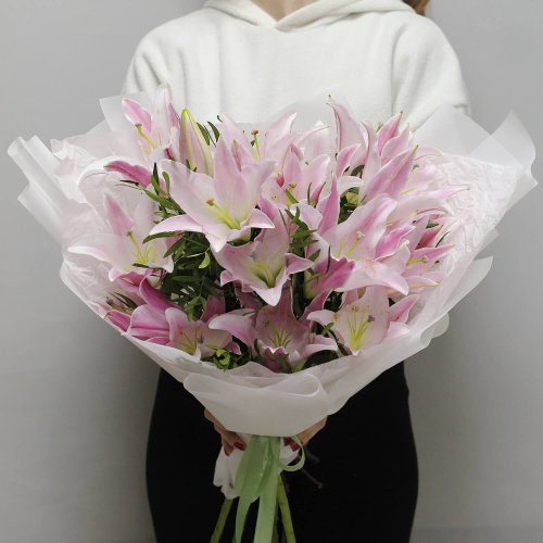 Букет из 5 лилий с зеленью