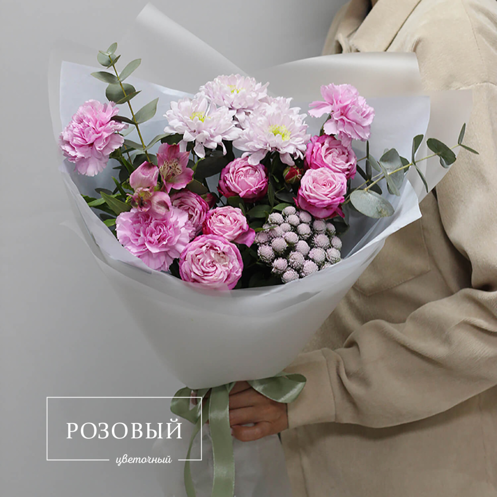 Букет из кустовых роз и хризантем