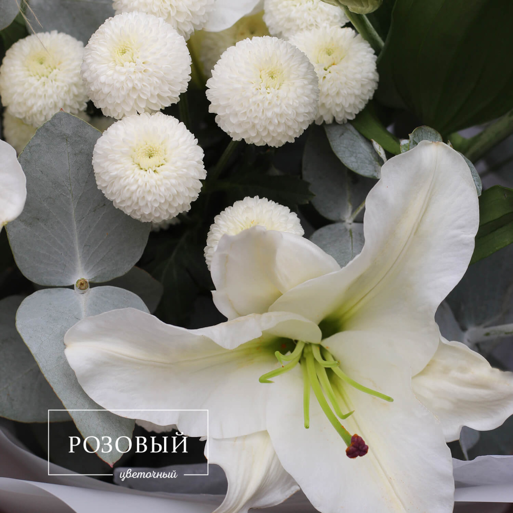 Белый букет из лилий и хризантем