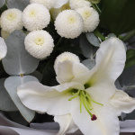 Белый букет из лилий и хризантем