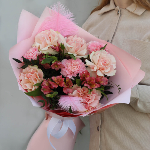 Букет с розами и альстромериями "Клубничный десерт"