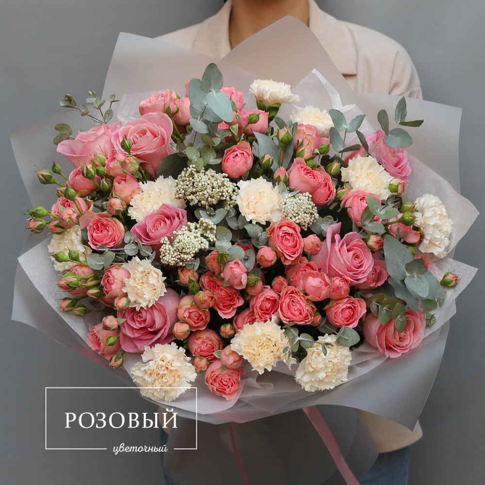 Круглый букет с кустовыми и одноголовыми розами