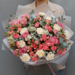 Круглый букет с кустовыми и одноголовыми розами