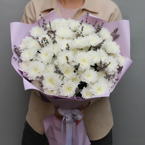 Белые хризантемы с лавандой