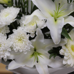 Белый букет с лилией и герберой