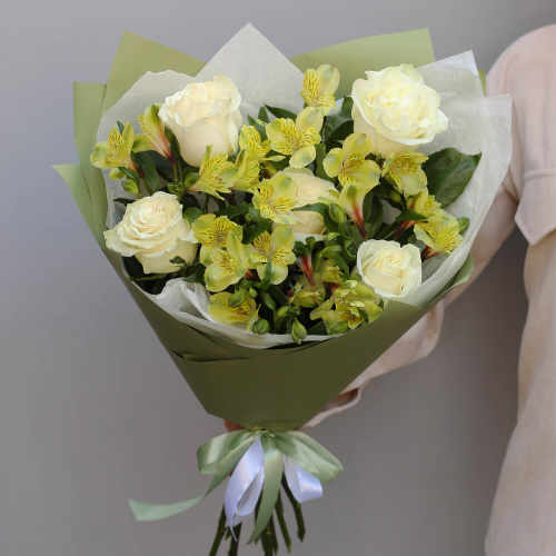 Букет с розами и альстромериями "Лаймовый"