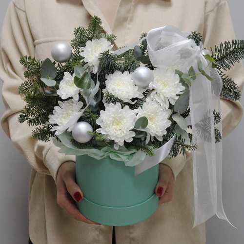Новогодняя композиция с нобилисом и хризантемой