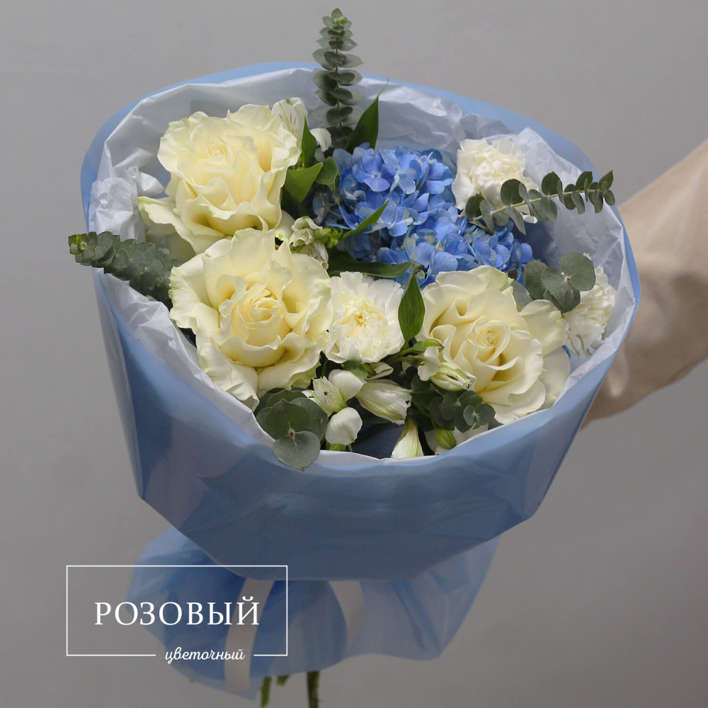 Букет из гортензии и роз "Небесная лазурь"
