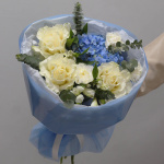 Букет из гортензии и роз "Небесная лазурь"