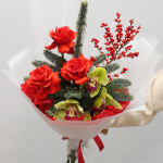 Новогодний букет из роз и орхидей