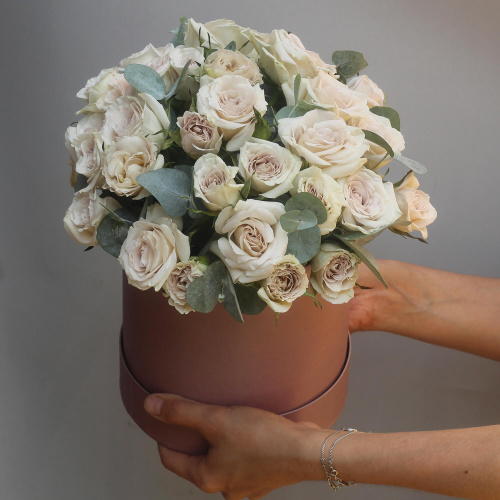 Кустовые розы в шляпной коробке "Кофейный аромат"