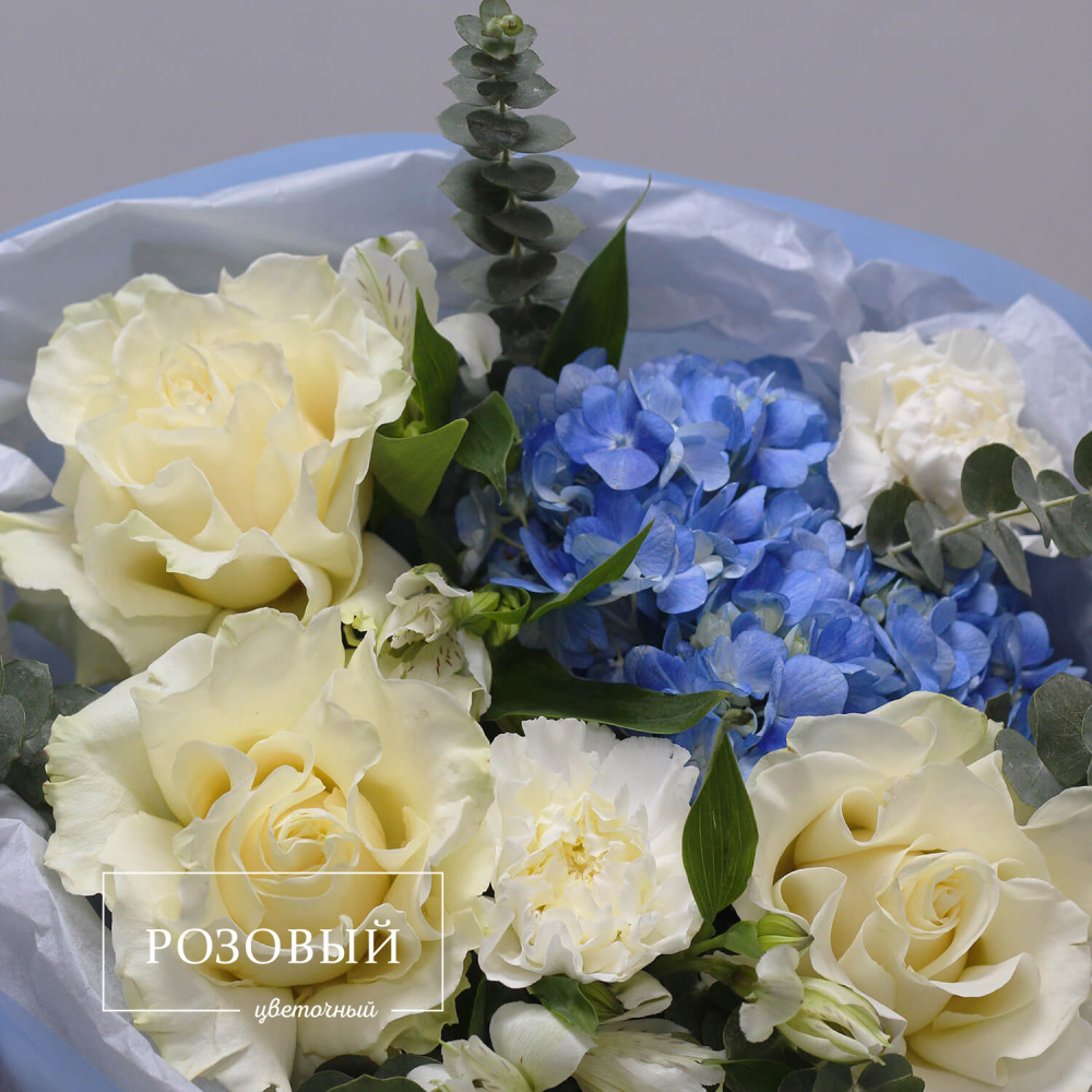 Букет из гортензии и роз "Небесная лазурь"