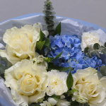 Букет из гортензии и роз "Небесная лазурь"