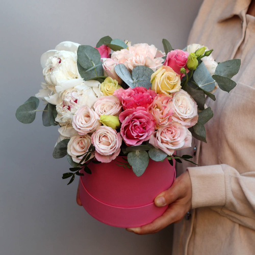 Букет с розами в коробке "Клубнично-ванильный"